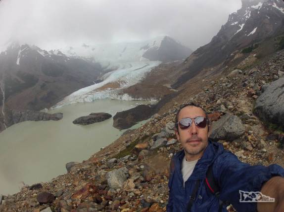 Uma selfie com a Laguna Torre e o Glaciar Grande ao fundo, aos pés do Cerro Torre, no Parque Nacional Los Glaciares, perto de El Chaltén, no sul da Argentina